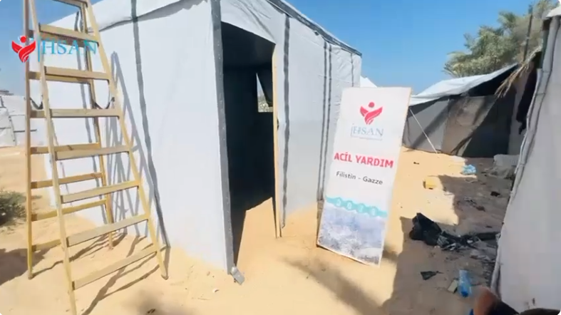 إحسان للإغاثة الإنسانية تنشئ خيميتن في خان يونس بتاريخ 25/7/2024