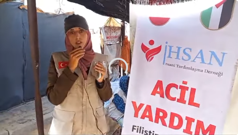 توزيع الخبز شمال غزة على الأسر النازحة المتعفقة