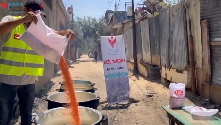  توزيع وجبات شمال غزة على النازحين والمتضررين