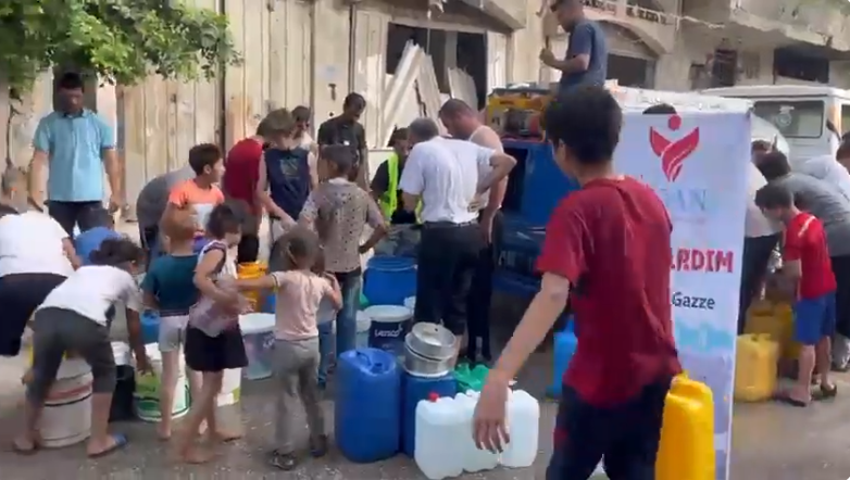 توزيع مياه الشرب المفلترة على الناس شمال غزة