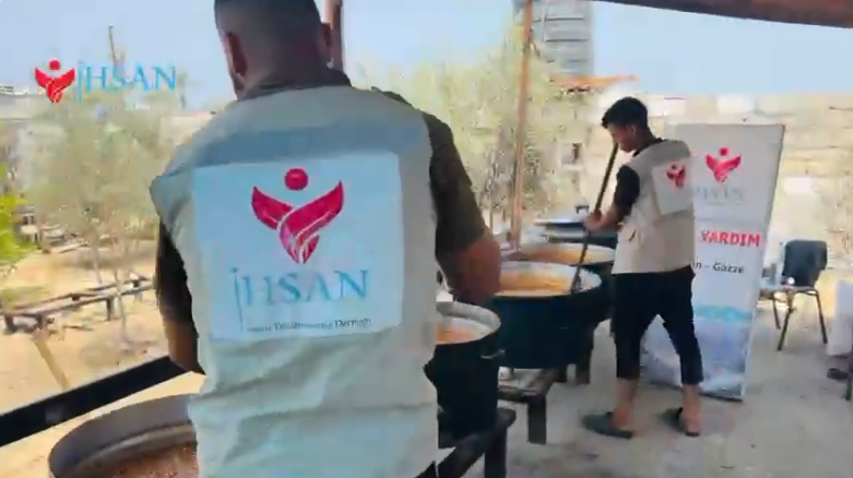 توزيع وجبات ساخنة في خان يونس 12 يوليو