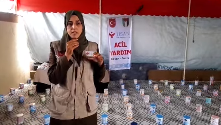 توزيع حليب الأطفال في خانيونس جنوب قطاع غزة