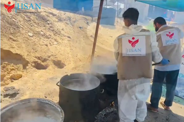 تقديم وجبات الطعام الساخنة بشكل يومي في رفح