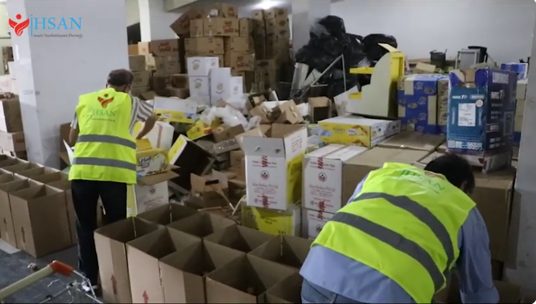 تجهيز مئات الطرود الغذائية لتوزيعها على اللاجئين الفلسطينيين في مخيمات لبنان