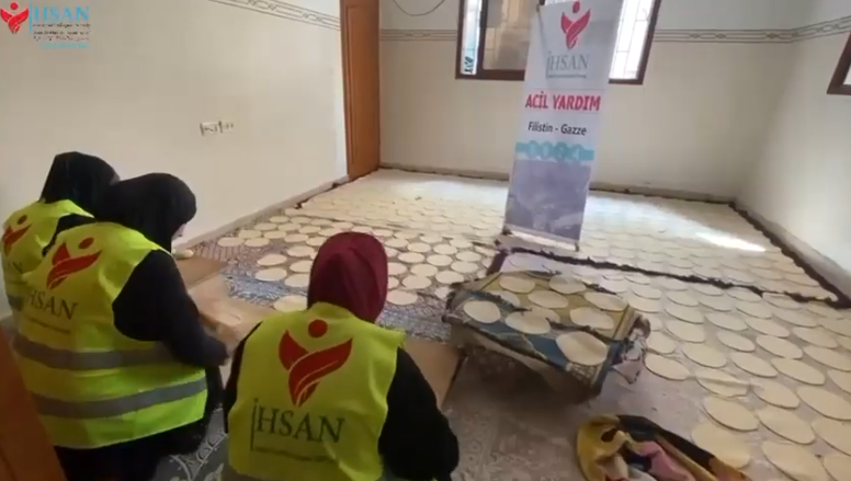 تجهيز وتوزيع الخبز البلدي على النازحين شمال القطاع 25 أيار 2024