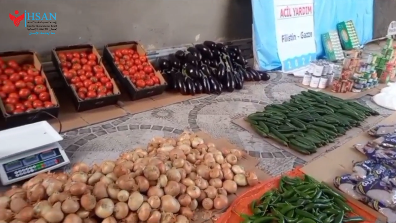 إحسان للإغاثة الإنسانية تجهز طرود غذائية وخضار في رفح