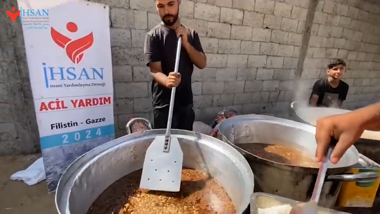 إحسان للإغاثة الإنسانية تقدم مئات الوجبات من الأرز واللحم جنوب القطاع