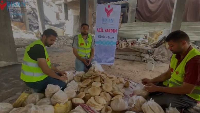 إحسان للإغاثة الإنسانية توزع ربطات الخبز البلدي شمال غزة 28\4\2024