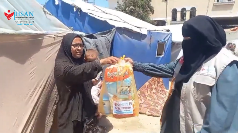 توزيع 1400عبوة حليب أطفال وحفاضات في مخيمات النزوح بمدينة رفح