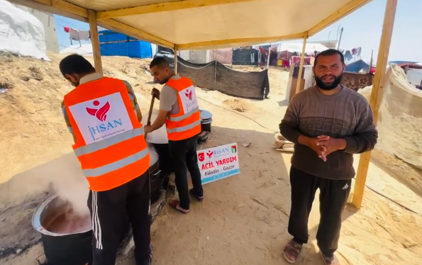 توزيع الوجبات الساخنة في الثاني عشر من شهر أبريل لعام 2024