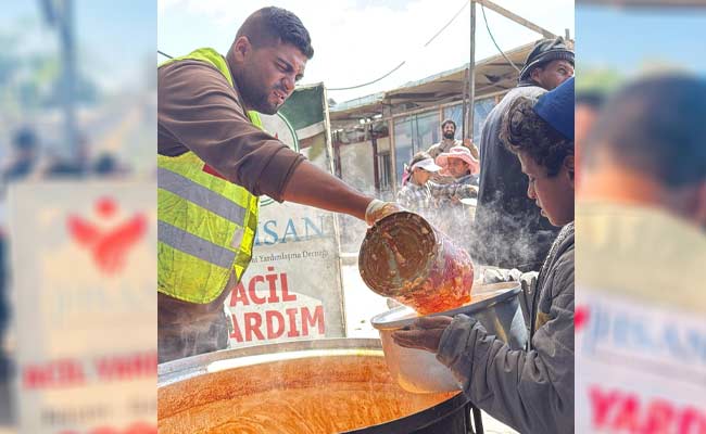 تكية إحسان الخيرية تجهّز الوجبات الساخنة اليومية لأهلنا النازحين في الخيام