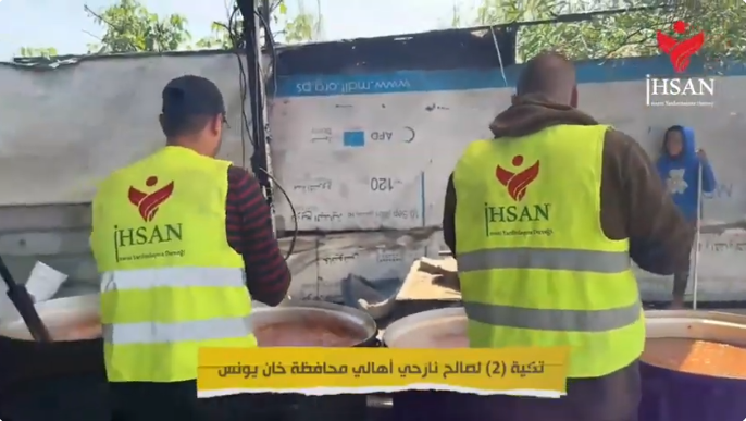 توزيع الوجبات الساخنة على الأسر المتعففة في القطاع المحاصر في ظل الحرب الهمجية