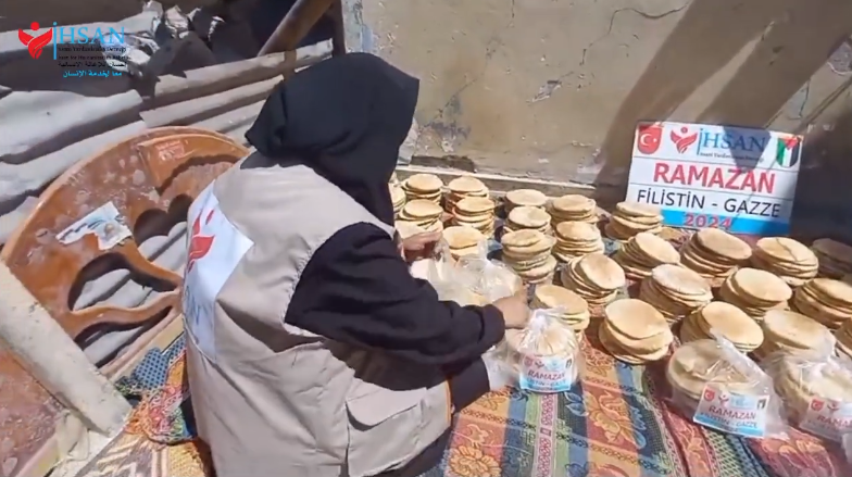 إحسان للإغاثة توزع 2000 رغيف خبز بلدي في 28 رمضان 2024