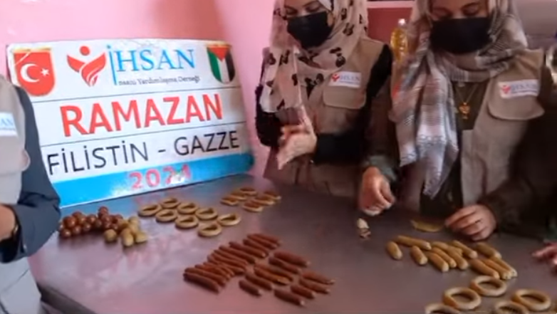 تجهيز حلويات العيد لتوزيعها على النازحين والاطفال