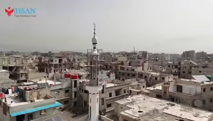 إتمام عمليات ترميم وإعادة بناء مئذنة مسجد حمزة بن عبد المطلب داخل مخيم اليرموك