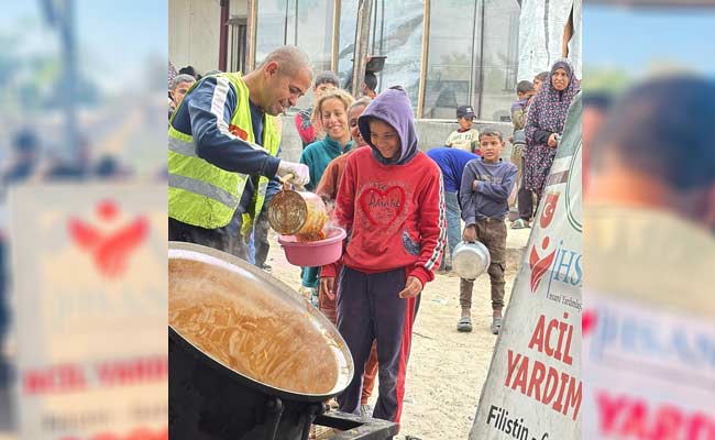 تقديم الوجبات لأهلنا النازحين في الخيام جنوب قطاع غزة المحاصر