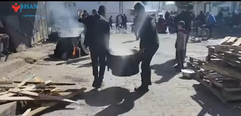 إحسان للإغاثة الإنسانية تواصل قديم الوجبات للنازحين شمال قطاع غزة