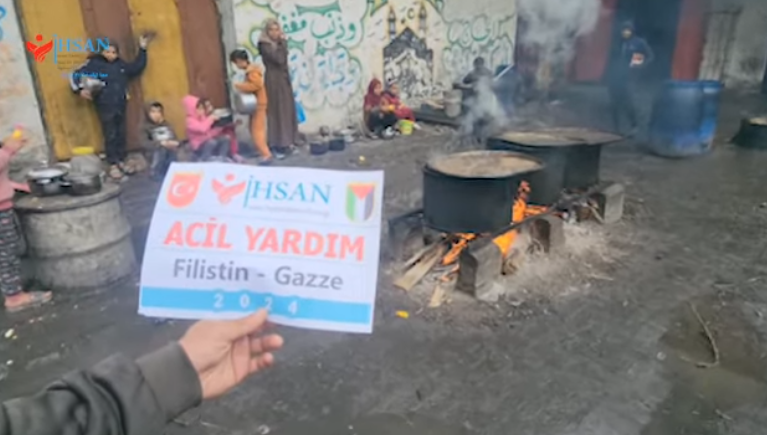 توزيع الوجبات العائلية على الأهالي النازحين جنوب القطاع في رفح