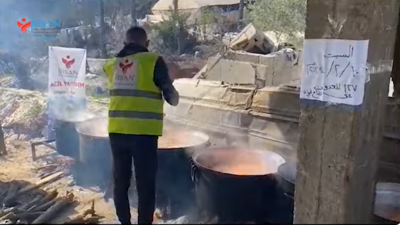 تقديم الوجبات الساخنة للنازحين في مدينة رفح