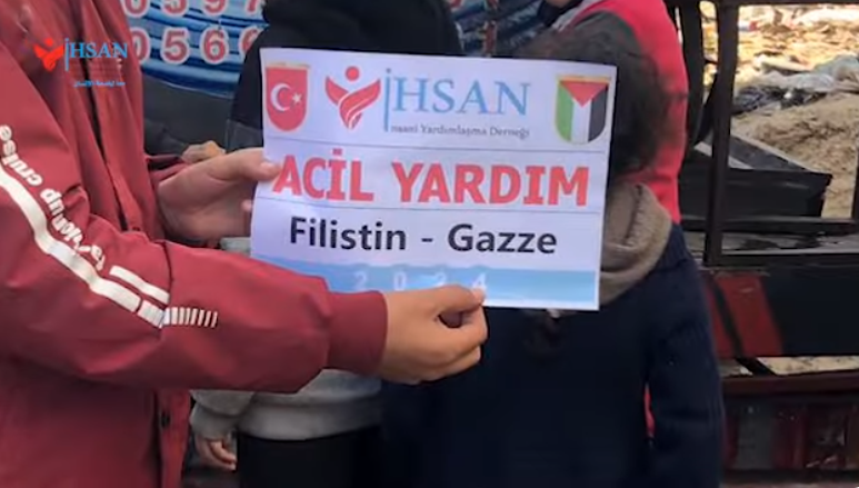 إحسان للإغاثة الإنسانية توزع المياه الصالحة للشرب على أهالي غزة