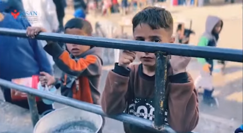 توزيع وجبات على أكثر من 2000 نازح في مدينة رفح