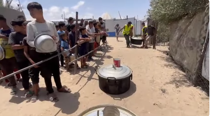 تكية إحسان للاغاثة الإنسانية تستمر بتقديم وجبات الطعام الساخنة