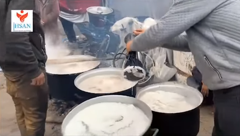 طبخ وجبات ساخنة للنازحين