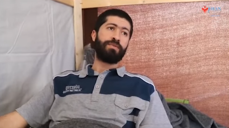 جمعيه إحسان للإغاثة الإنسانية تقدم احتياجات أحد الجرحى في غزة