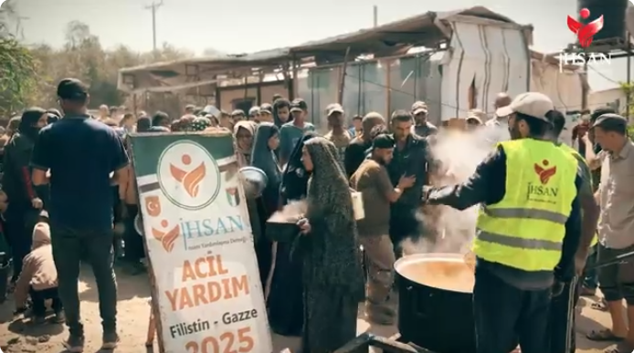 تكية إحسان للاغاثة الإنسانية تقدم وجبات الطعام للنازحيم في قطاع غزة