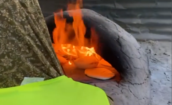 تجهيز الخبز لتوزيعه جنوب قطاع غزة