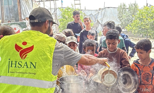 تقديم الوجبات للعائلات النازحة في الخيام جنوبي القطاع يوم الأحد 6 نيسان