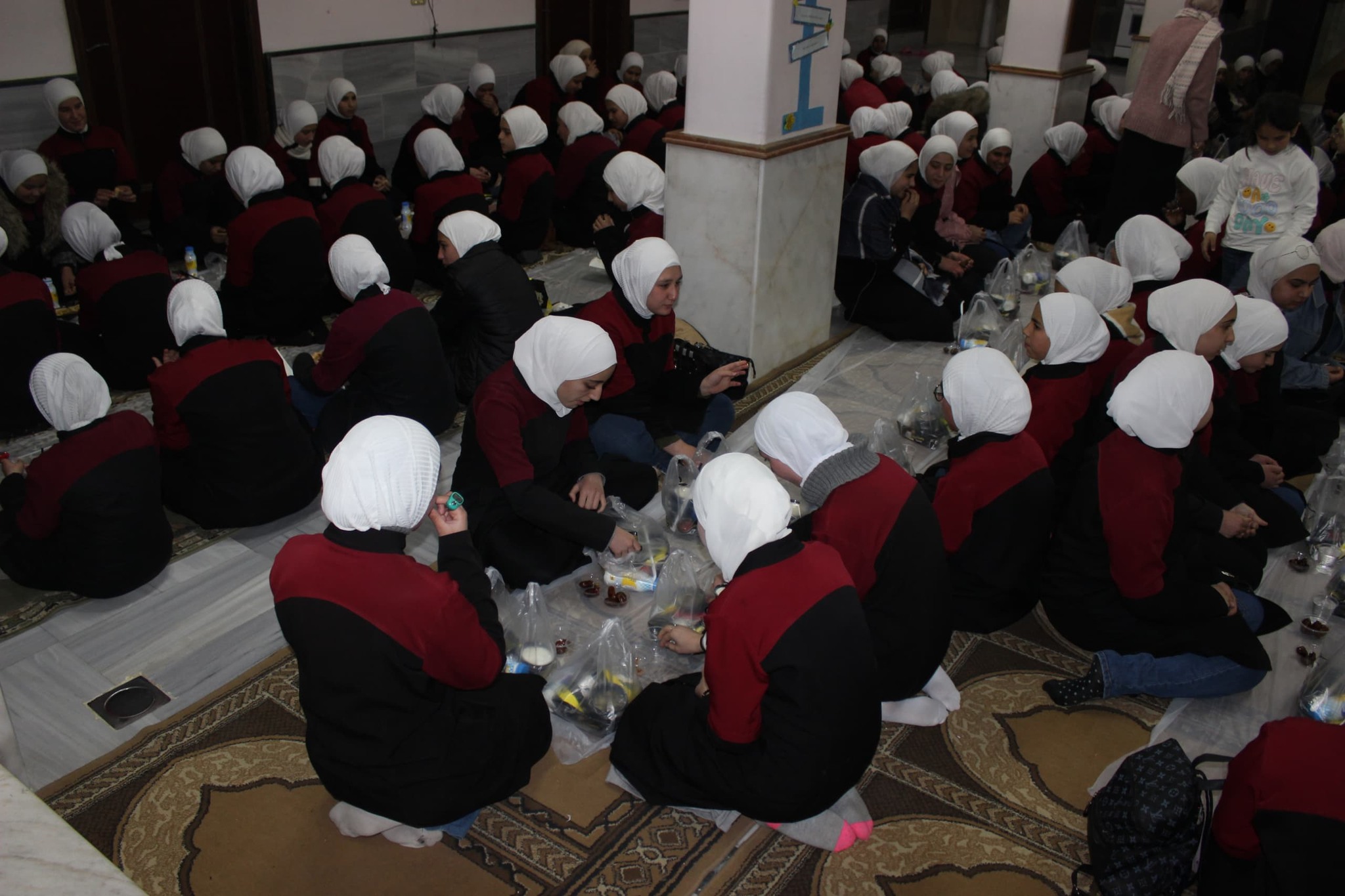 إفطار رمضاني لطالبات العلوم الشرعية في مدينة دمشق بسوريا