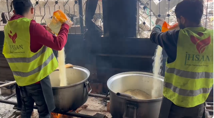إحسان للإغاثة الإنسانية تقدم وجبات الطعام للنازحين في قطاع غزة المحاصر