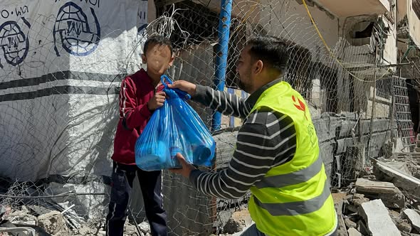 تقديم السلل الغذائية للعشرات من النازحين في الخيام شمال قطاع غزة