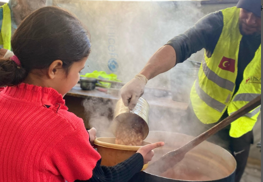 توزيع وجبات الإفطار يوم الإثنين 24 رمضان