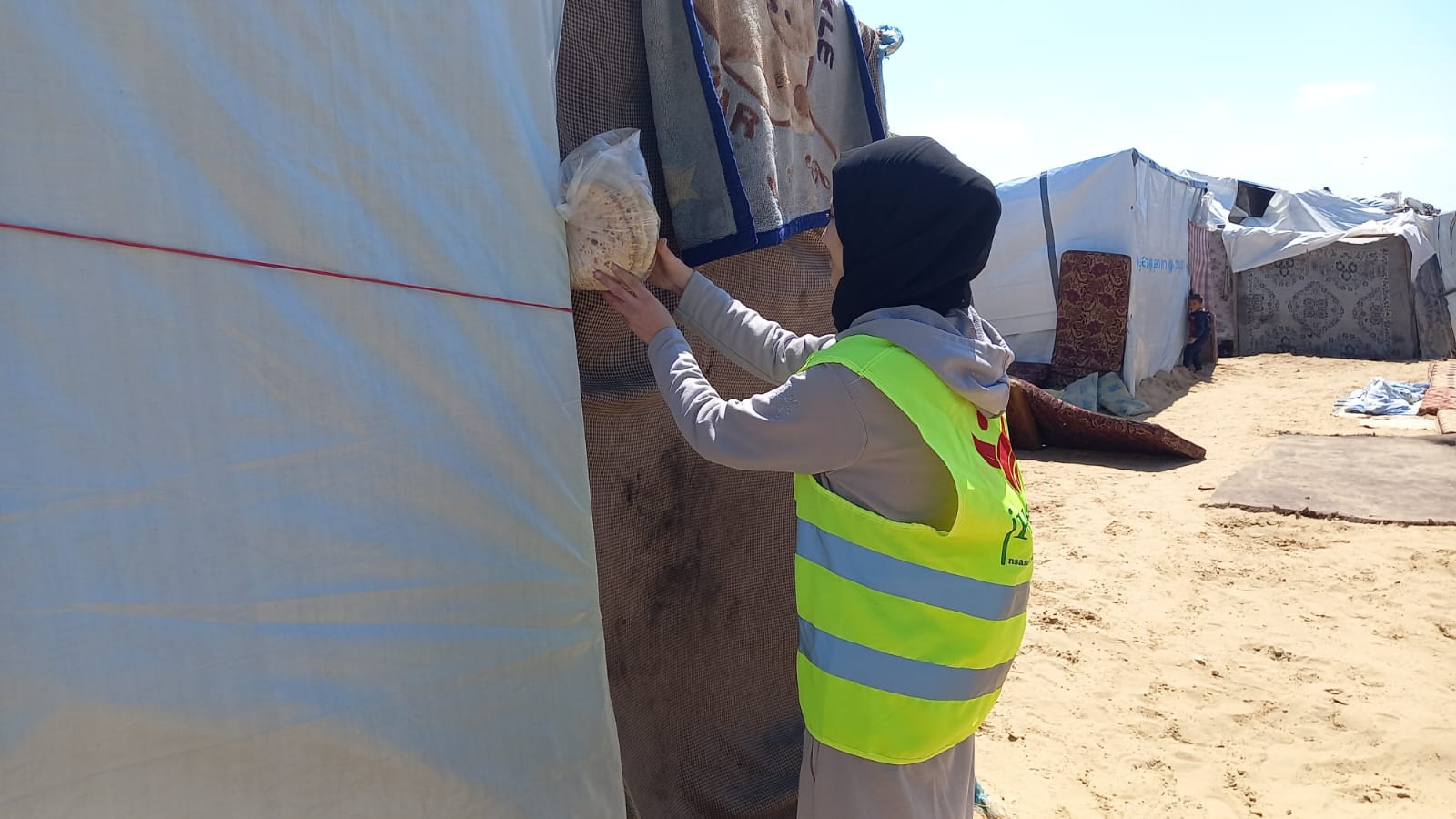 توزيع الخبز الفلسطيني على النازحين في خيام جنوب قطاع غزة 23 رمضان/آذار