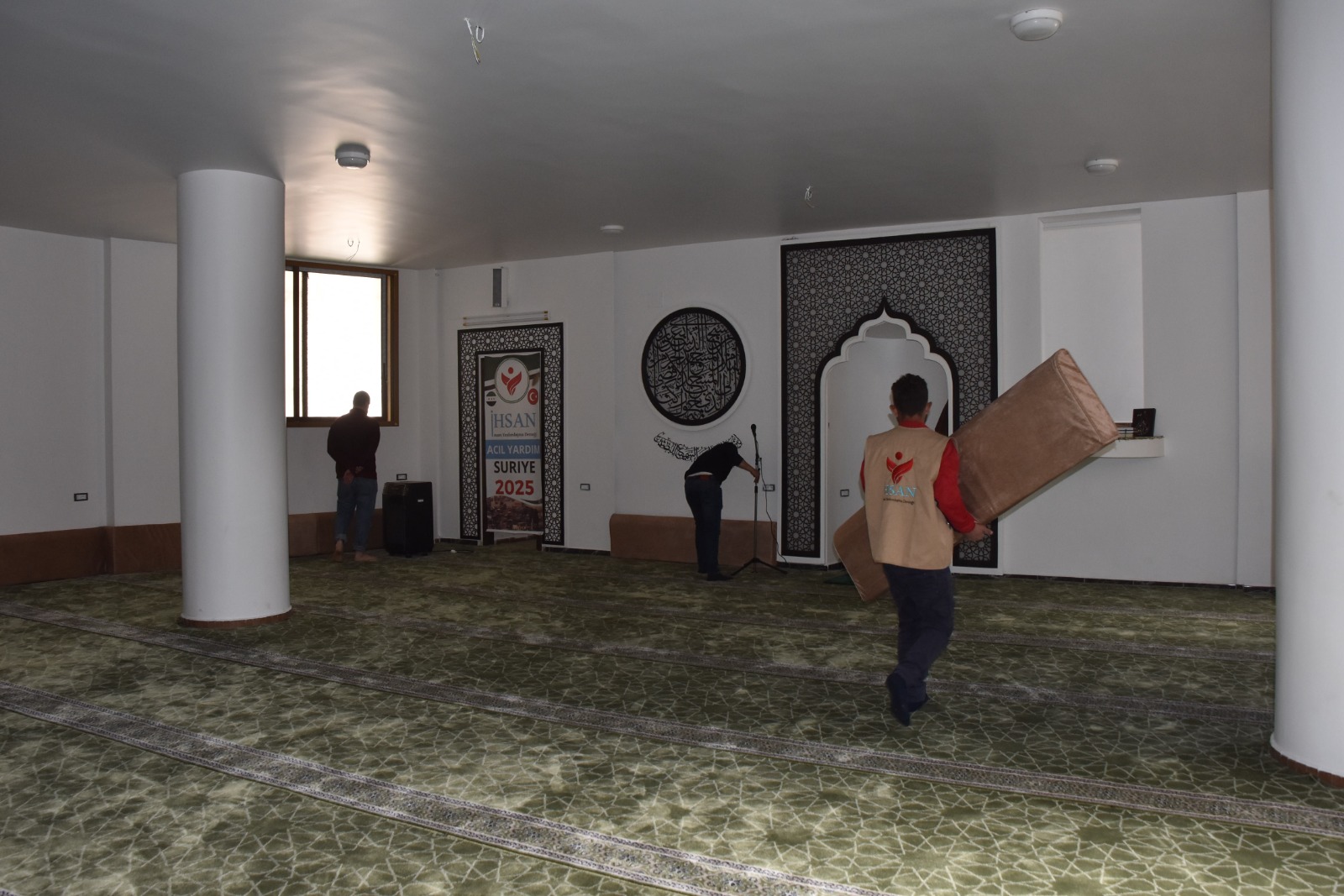 تركيب وسائد حائطية وستائر وبرادات مياه في مسجد القدس بمخيم اليرموك