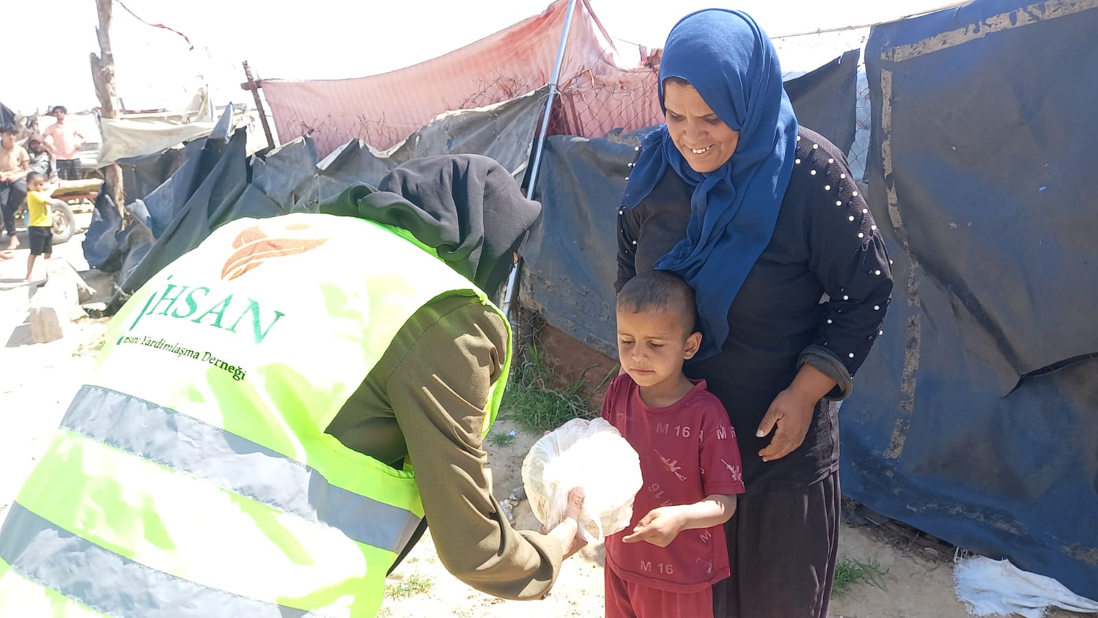 تقديم الخبز الفلسطيني للعائلات النازحة في الخيام جنوب قطاع غزة