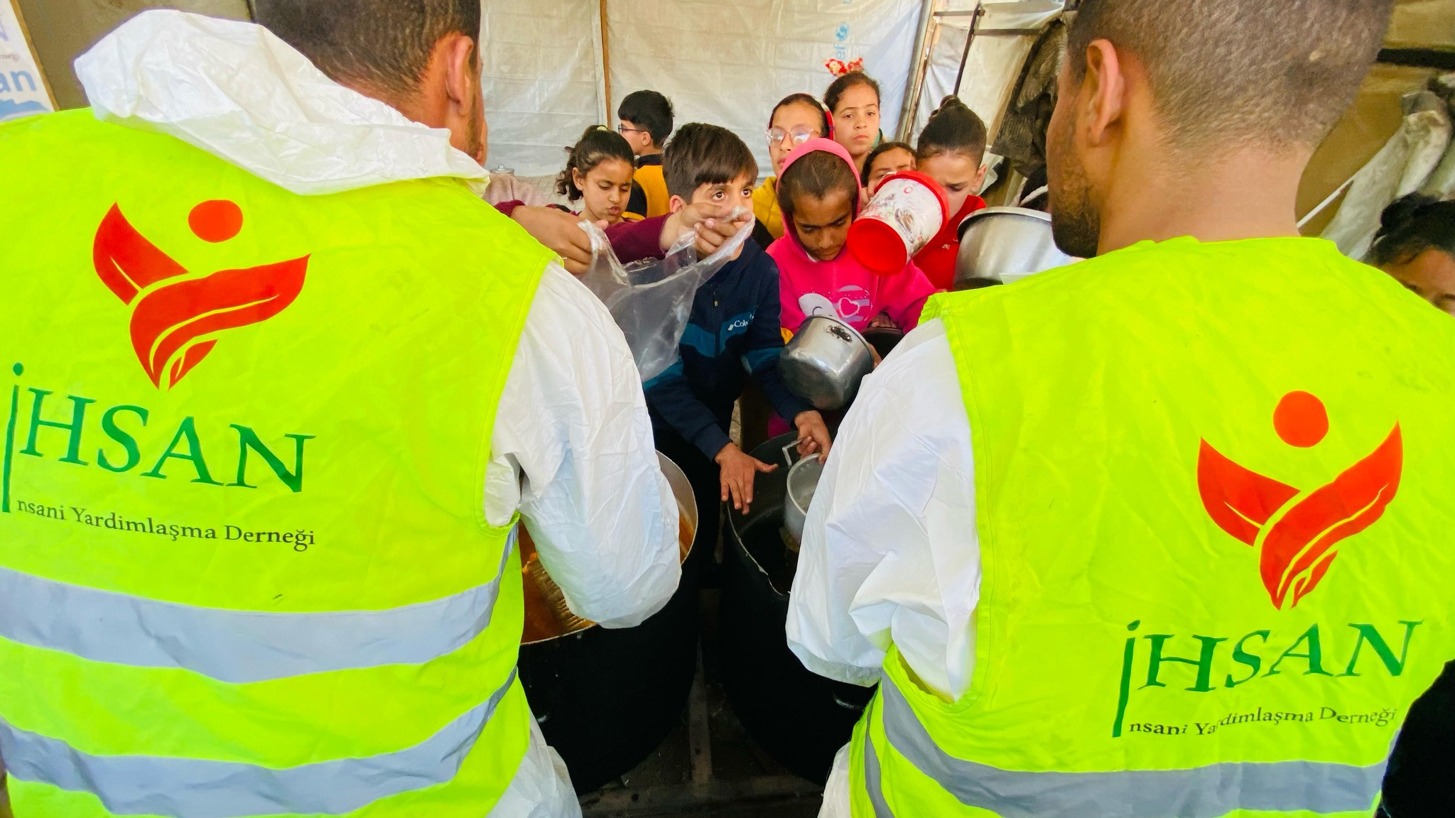 وجبات الإفطار اليومي في قطاع غزة يوم الجمعة 14 رمضان