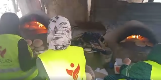 توزيع ربطات الخبز الفلسطيني لعدد من العائلات في مخيمات النزوح