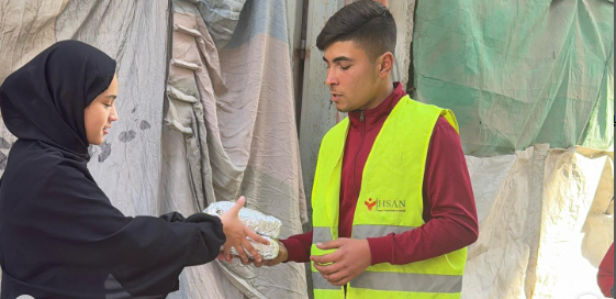 تقديم وجبات الإفطار الرمضاني لأهلنا النازحين في خيام جنوب قطاع غزة