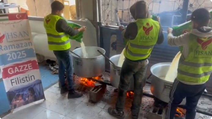 توزيع وجبات إفطار للصائمين في شمال قطاع غزة المحاصر