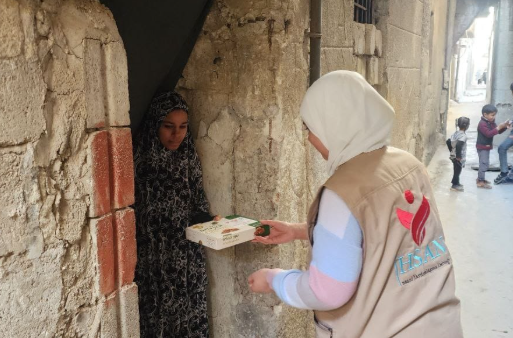 تقديم التمر لعدد من العائلات في مخيم درعا للاجئين الفلسطينيين يوم الاثنين ١٧ رمضان