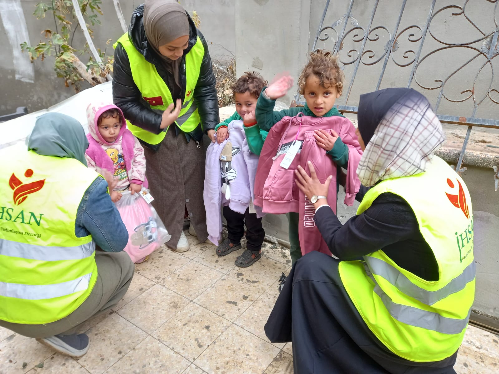 مشروع الكسوة الشتوية الذي تقدمه إحسان للإغاثة جنوبي القطاع