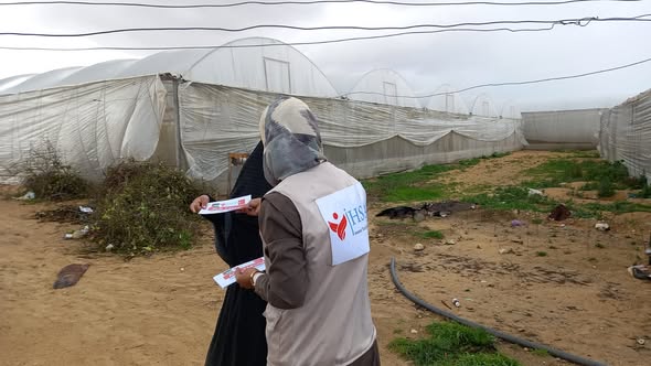 تقديم مساعدات نقدية لعشرات العائلات النازحة في الخيام جنوبي القطاع