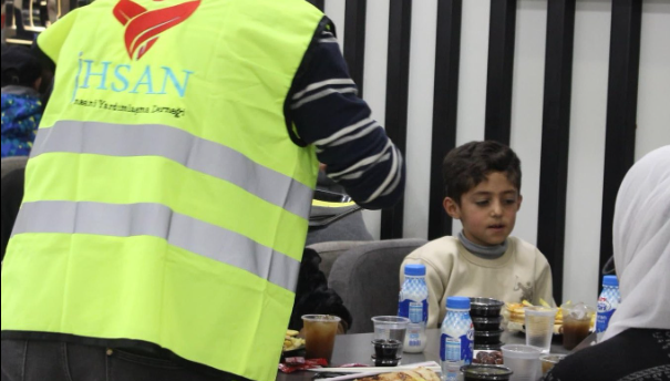 إفطار جماعي تقيمه إحسان للإغاثة لعدد من العائلات الفلسطينية في دمشق