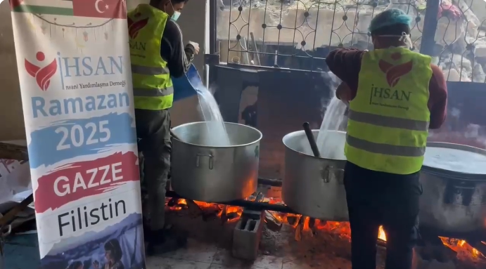 توزيع وجبات الإفطار اليومية على الصائمين في شمال قطاع غزة المحاصر ١١ رمضان