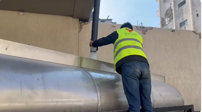 توزيع مياه الشرب النقية لأهلنا النازحين والمتضررين شمال قطاع غزة