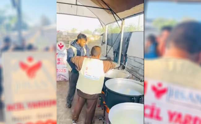 إحسان للإغاثة الإنسانية توزع وجبات الطعام والحلويات على الأطفال