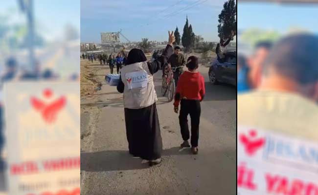 توزيع الخبز والجبن على العائدين إلى منازلهم في قطاع غزة